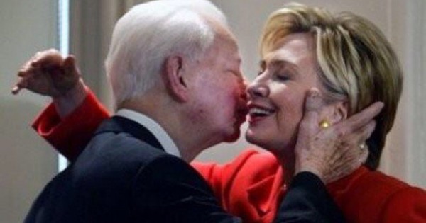 Hillary-Clinton-Kisses-Exalted-Democrat-KKK-Officer-Robert-Byrd